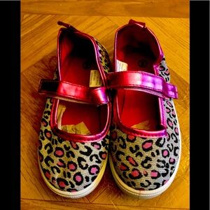 New without tags Adorable little girls animal print shoes size 9